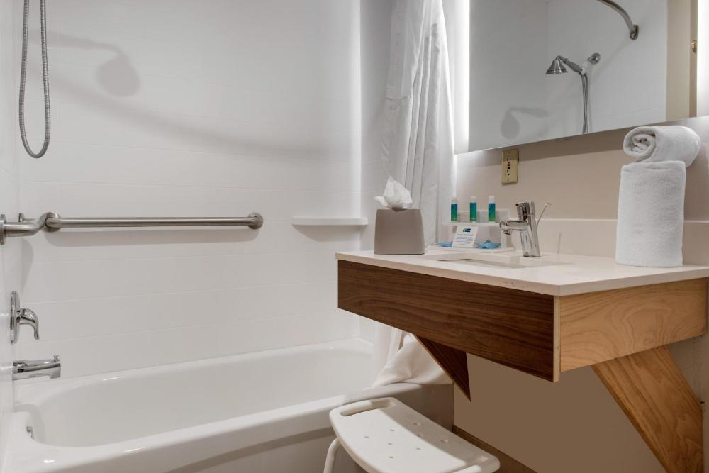 King Room - Mobility Access Tub - Non-Smoking interior